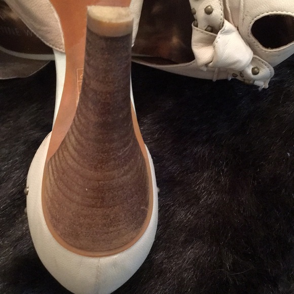 - 🦊 Nine West tan studded peep toe. 4 in wood heel - Picture 4 of 5